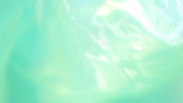 Абстрактна Хвиля синьо-зелена атласна тканина Тло. Шовкова тканина мерехтить у вітрі. ніжність і легкість . — стокове відео