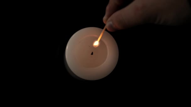 Το κερί ανάβεται από ένα ξύλινο σπίρτο. Η φλόγα του κεριού κλείνει ενώ ανάβει φωτιά δίπλα σε σπίρτο. Φως κεριών από κοντά. — Αρχείο Βίντεο