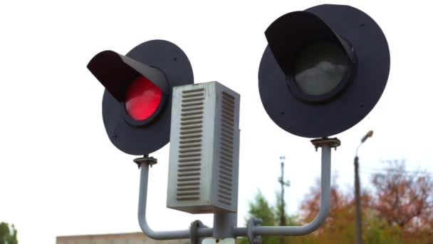 Een spoor wegsignaal met een rood licht op wit. Spoorwegverkeerssignaal Rood stoplicht — Stockvideo
