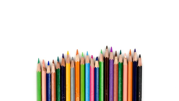 De vieux crayons de couleur. Des vieux crayons de couleur alignés sur un coup de fouet — Photo