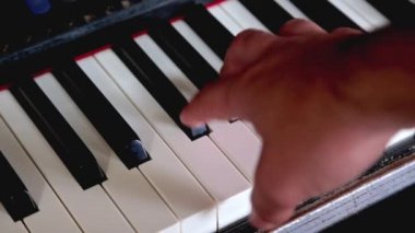 müzik adam el synthesizer piyano tuşları çalıştırmak