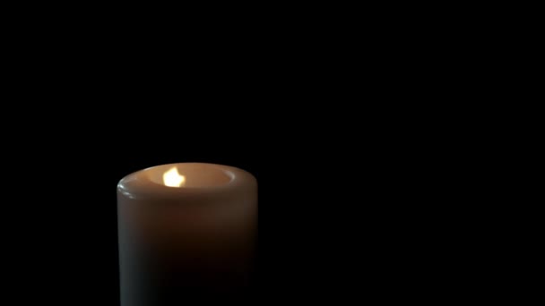 Kerze aus. Nahaufnahme Kerze auf schwarzem Hintergrund verblasst und weißer Rauch steigt auf — Stockvideo