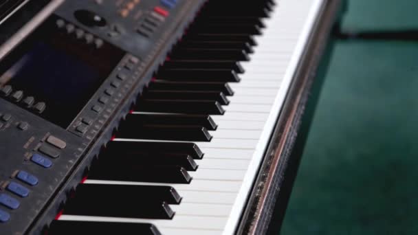 Close-Up shot van piano toetsen Slow motion — Stockvideo