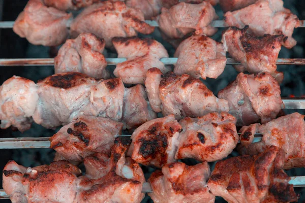 Close-up Shish kebab on skewers and hot coals with smoke. — Stock Photo, Image
