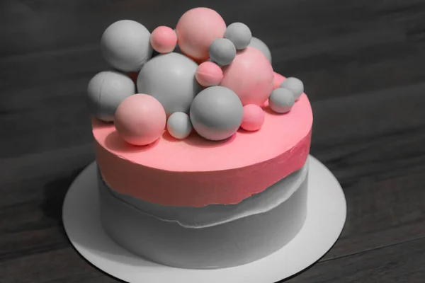 Pastel de boda con elementos rosados hechos de masilla de pastelería en un gra — Foto de Stock