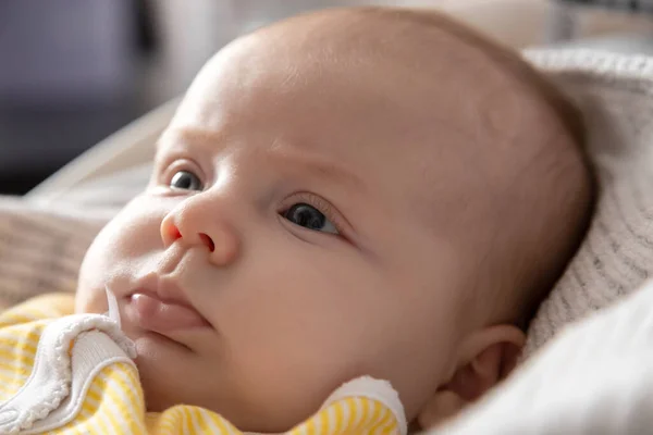 Portrait Close Surprised Serious Face Baby Girl Who Lies Bed — Stock Photo, Image