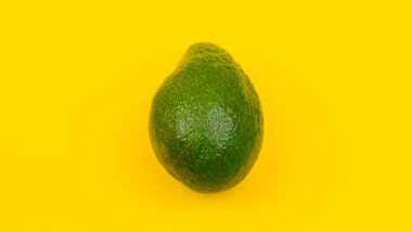 Sarı ahşap arka planda tüm avokado..