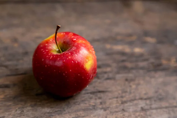 Une Pomme Avec Des Gouttes Eau Placées Sur Table Bois — Photo
