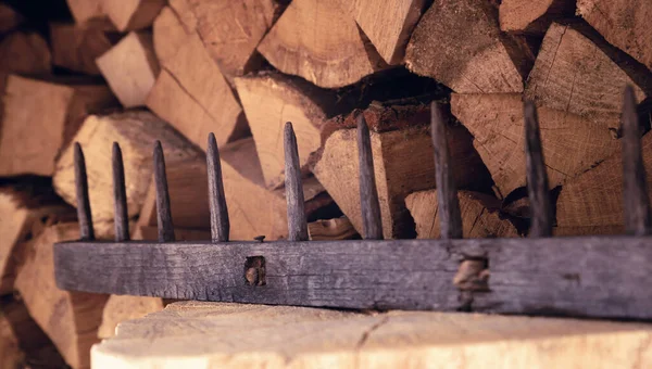 Staré Dřevěné Hrábě Pozadí Dřeva Stohu — Stock fotografie