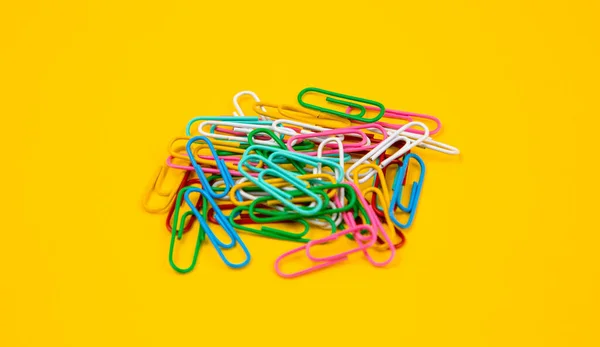 Kleurrijke Paperclip Gele Achtergrond Close Bovenaanzicht — Stockfoto