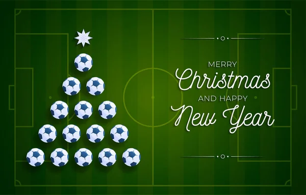 Noel ve yeni yıl tebrik kartı. Futbol topunun yılbaşı ve yeni yıl kutlamaları için futbol sahasında yaptığı yaratıcı Xmas ağacı. Spor tebrik kartı.