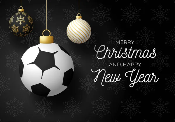 Mutlu Noeller ve yeni yılın kutlu olsun spor tebrik kartı. Futbol, siyah arka planda bir Noel topu. Vektör illüstrasyonu.