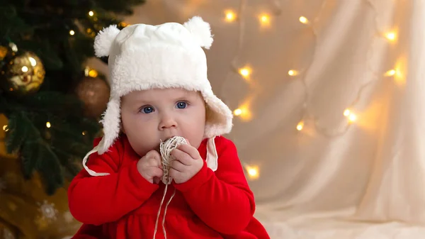 Boże Narodzenie Dziecko Patrząc Aparat Trzymając Girlandę Sercami Słodka Dziewczynka — Zdjęcie stockowe