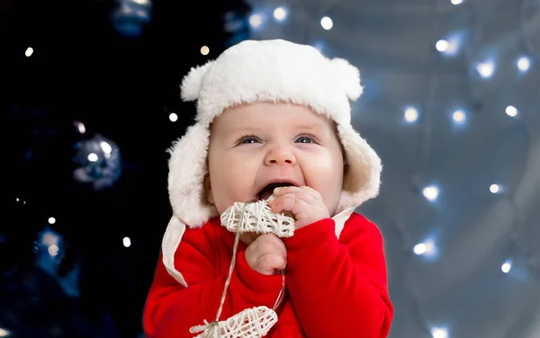 Karácsonyi Gyermek Mosolyog Tart Egy Virágfüzért Szívvel Egy Csinos Kislány — Stock Fotó