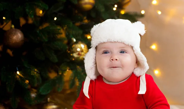 Karácsonyi Baba Mosolyog Egy Csinos Kislány Piros Ruhában Fehér Kalapban — Stock Fotó