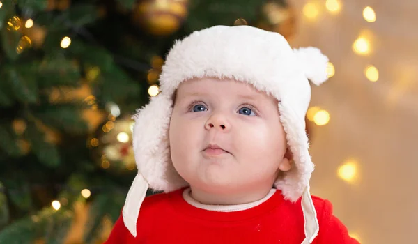 Karácsonyi Gyerek Figyelmes Álmomban Meglepett Érzelmek Egy Csinos Kislány Piros — Stock Fotó