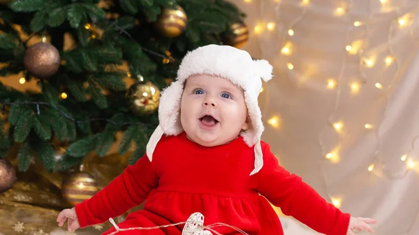 Karácsonyi Gyerek Nyugdíjasan Álomszerűen Felnéz Egy Csinos Kislány Piros Ruhában — Stock Fotó