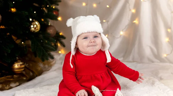 Świąteczne Dziecko Się Uśmiecha Słodka Dziewczynka Czerwonej Sukience Białym Kapeluszu — Zdjęcie stockowe