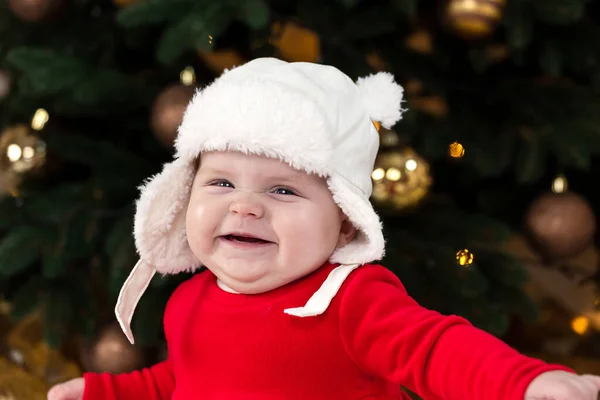 Świąteczne Dziecko Uśmiecha Się Grymas Słodka Dziewczynka Czerwonej Sukience Białym — Zdjęcie stockowe