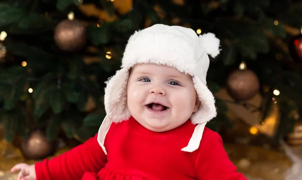 Świąteczne Dziecko Się Uśmiecha Słodka Dziewczynka Czerwonej Sukience Białym Kapeluszu — Zdjęcie stockowe