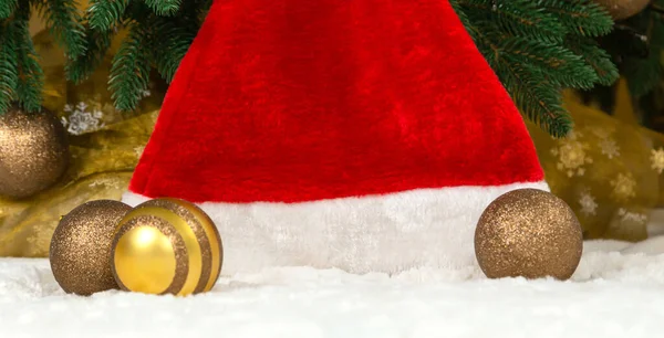 Noel Ağacının Çelenklerin Arkasındaki Noel Baba Şapkası Parlayan Çelenklerin Arka — Stok fotoğraf