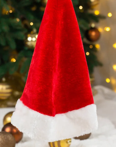 Sombrero Santa Fondo Árbol Navidad Guirnaldas Primer Plano Concepto Navidad — Foto de Stock
