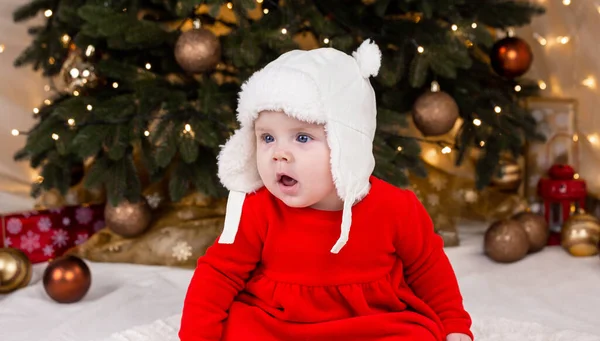 Boże Narodzenie Dziecko Jest Troskliwe Wyśnione Zaskoczone Emocjami Słodka Dziewczynka — Zdjęcie stockowe
