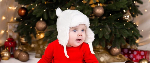 Karácsonyi Gyerek Figyelmes Álmomban Meglepett Érzelmek Egy Csinos Kislány Piros — Stock Fotó