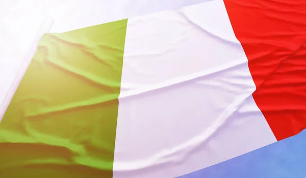 Bandiera Italia sul cielo blu. Close up bandiera nazionale in raggi luminosi sole che sta sventolando nel vento su pennone. — Foto Stock