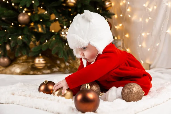 Baba Fogja Karácsonyi Labdát Egy Csinos Kislány Piros Ruhában Fehér — Stock Fotó