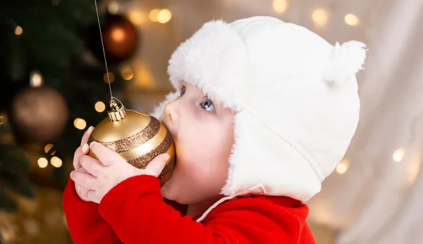 Baba Fogja Karácsonyi Labdát Egy Csinos Kislány Piros Ruhában Fehér — Stock Fotó