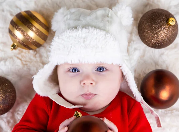 Aranyos Kisbaba Harapdálja Karácsonyi Labdát Padlóra Néz Egy Csinos Kislány — Stock Fotó