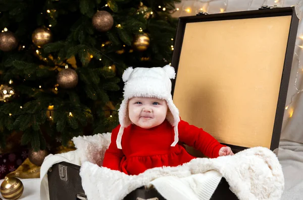 Mały Grymas Siedzenie Starej Walizce Dziecko Czerwonej Sukni Świątecznej Białym — Zdjęcie stockowe