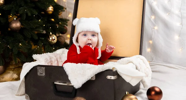 Baba Egy Régi Bőröndben Egy Piros Karácsonyi Ruhában Fehér Kalapban — Stock Fotó