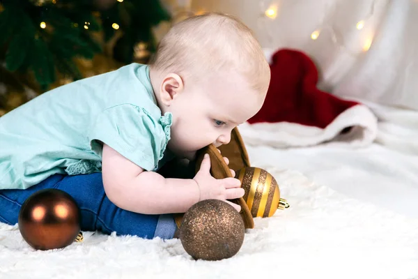 Baba Farmerben Cipőben Egy Karácsonyfa Mellett Játékgolyók Hevernek Mindenfelé Gyerek — Stock Fotó