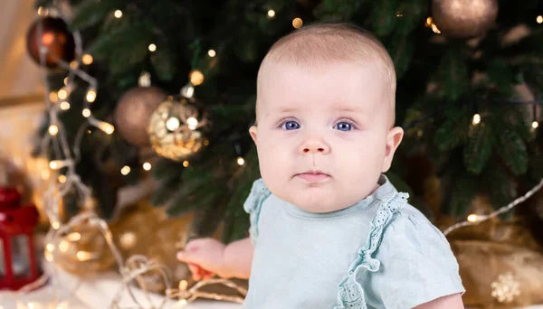 Świąteczne Dziecko Patrzące Kamerę Słodka Dziewczynka Niebieskiej Sukience Białym Kapeluszu — Zdjęcie stockowe