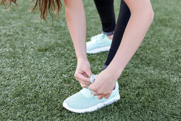 Donna Sportiva Lega Lacci Delle Scarpe Sulle Scarpe Ginnastica Durante — Foto Stock