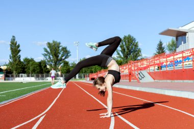 Kadın spor Stadı nda yapıyor. O bir hareketten yapar.