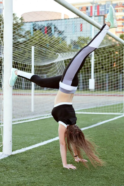 Молода Жінка Стоїть Руках Футбольного Гола Стадіоні — стокове фото