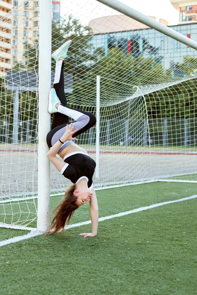 Ung Kvinna Står Ena Sidan Fotboll Målet — Stockfoto
