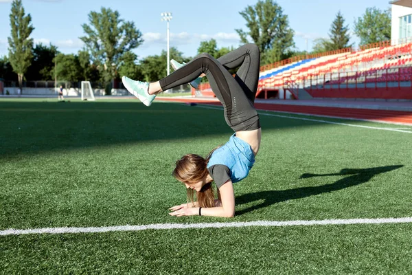 Mujer Pone Pie Sus Manos Hace Deporte — Foto de Stock