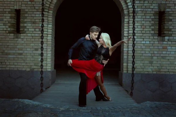 Zwei Tänzerinnen Während Des Tanzes Sie Tanzen Lateinamerikanischen Tanz — Stockfoto