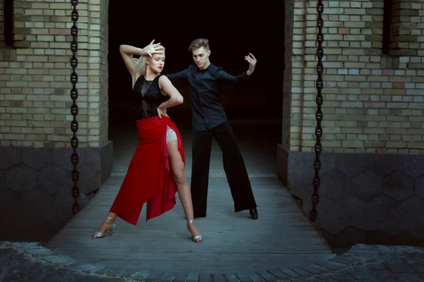 Tango Dança Apaixonado Par Jovem Com Parceiro Realizando Uma Rotina — Fotografia de Stock