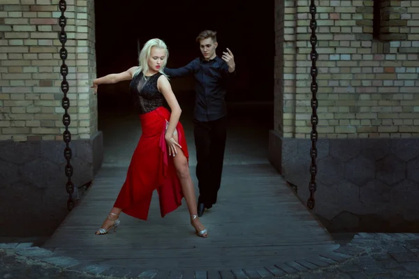 Professionella Dansare Dansa Tango Ung Kille Och Flicka Dejt Dans — Stockfoto