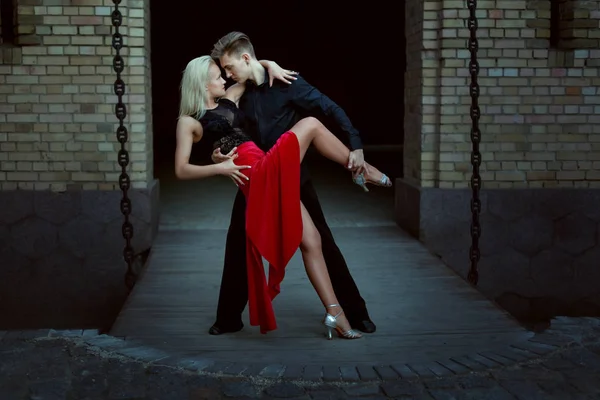 Jóvenes Bailarines Realizan Tango Argentino Baile Pasión Noche Una Cita — Foto de Stock