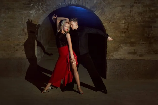 Dvě Mladé Krásné Tanečnice Provedení Tango Latinskoamerické Tance — Stock fotografie
