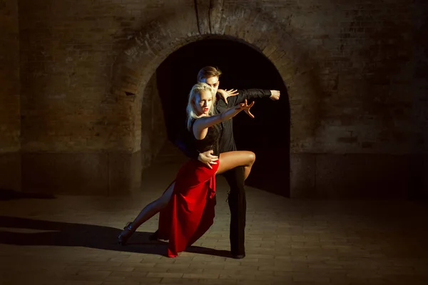 Beau Jeune Couple Dansant Passionné Danse Latine — Photo
