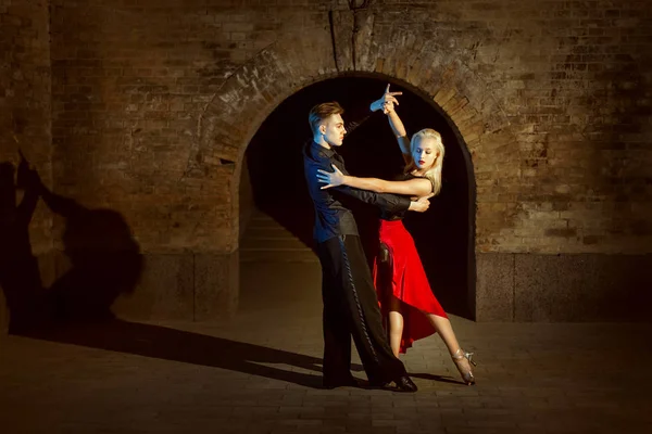 Belo Jovem Casal Dançando Tango Crepúsculo — Fotografia de Stock