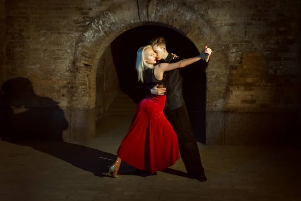 Büyük Tutkulu Tango Dans Güzel Genç Çift — Stok fotoğraf