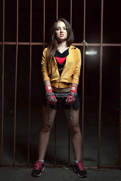 Young Woman Fighter Stands Metallic Fence Her Hands Wrapped Chains — Stock Photo, Image